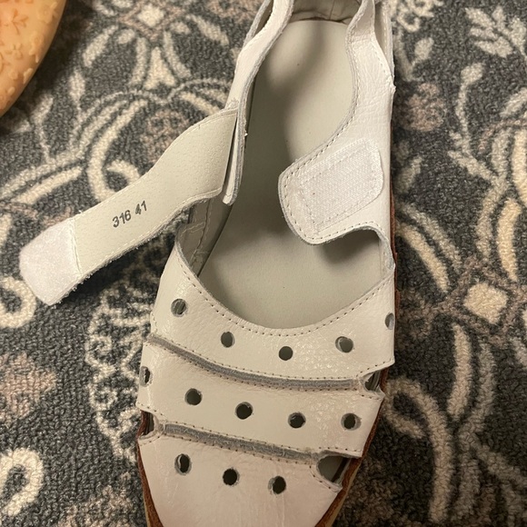 OWLKAY Stride Harmony Hollow Womens White Leather Hook Flat Sandal 8.5/41 - Picture 9 of 9